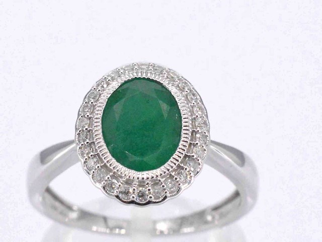 Witgouden entourage ring met diamanten en smaragd - afbeelding 1 van  9