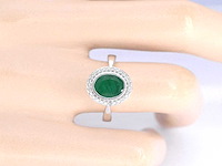 Witgouden entourage ring met diamanten en smaragd - afbeelding 2 van  9