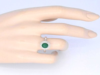 Witgouden entourage ring met diamanten en smaragd - afbeelding 4 van  9