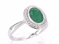 Witgouden entourage ring met diamanten en smaragd - afbeelding 6 van  9