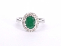 Witgouden entourage ring met diamanten en smaragd - afbeelding 7 van  9