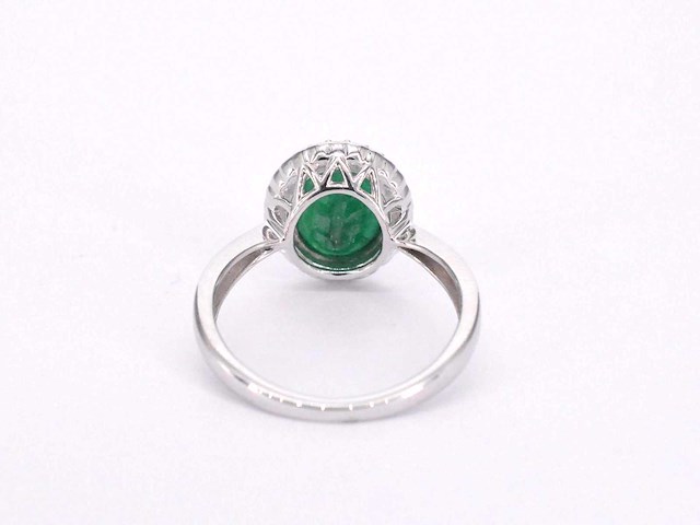 Witgouden entourage ring met diamanten en smaragd - afbeelding 8 van  9