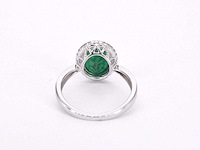 Witgouden entourage ring met diamanten en smaragd - afbeelding 8 van  9