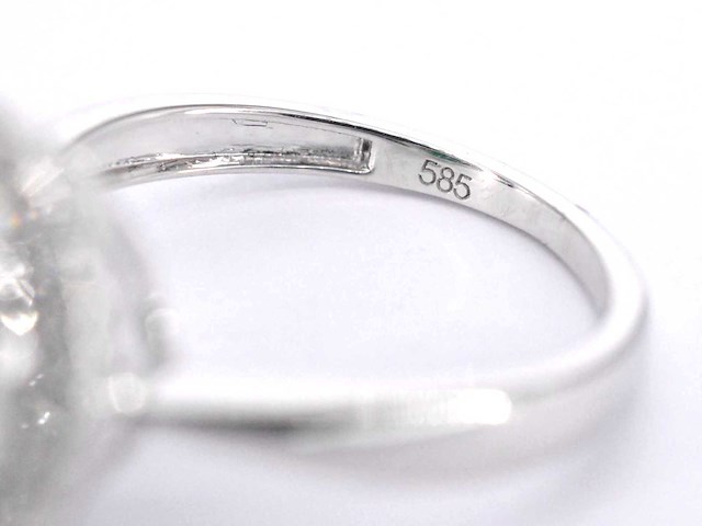 Witgouden entourage ring met diamanten en smaragd - afbeelding 9 van  9