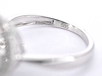 Witgouden entourage ring met diamanten en smaragd - afbeelding 9 van  9