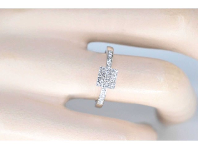 Witgouden entourage ring met diamanten - afbeelding 2 van  8