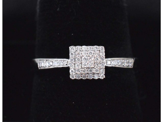 Witgouden entourage ring met diamanten - afbeelding 8 van  8