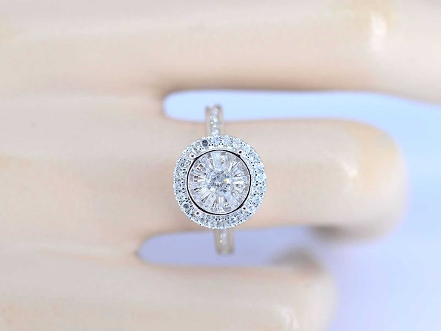 Witgouden entourage ring met diamanten - afbeelding 2 van  6