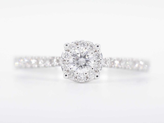 Witgouden entourage ring met diamanten - afbeelding 1 van  6