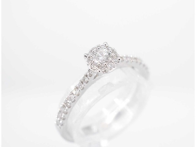 Witgouden entourage ring met diamanten - afbeelding 4 van  6