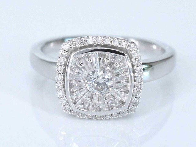 Witgouden entourage ring met diamanten - afbeelding 1 van  2