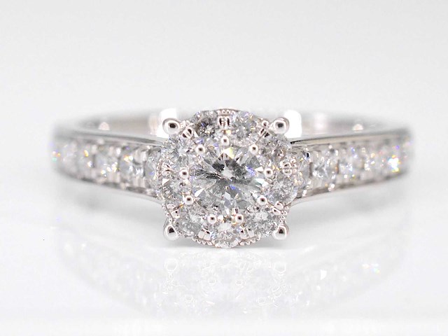 Witgouden entourage ring met diamanten - afbeelding 1 van  5