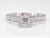 Witgouden entourage ring met diamanten - afbeelding 1 van  5