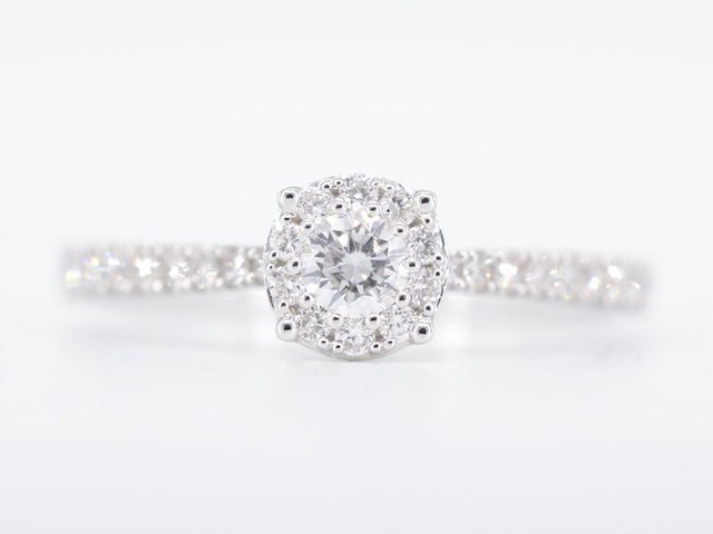 Witgouden entourage ring met diamanten - afbeelding 1 van  7