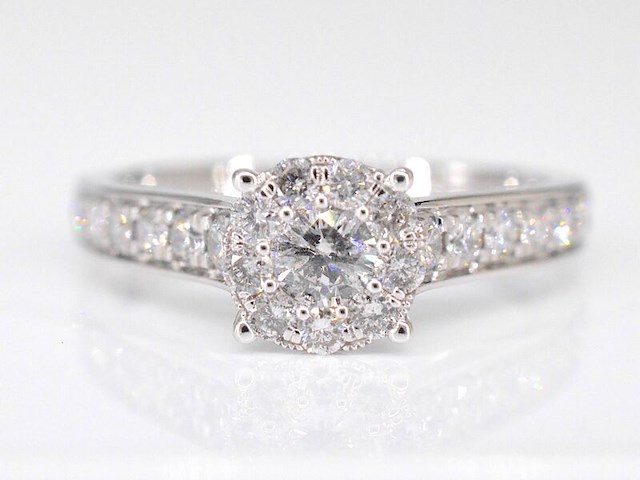 Witgouden entourage ring met diamanten - afbeelding 1 van  6