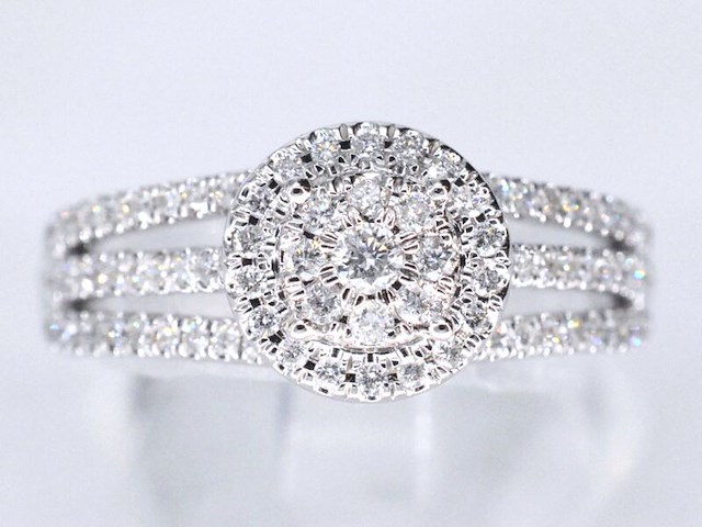 Witgouden entourage ring met diamanten - afbeelding 1 van  9