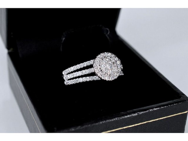 Witgouden entourage ring met diamanten - afbeelding 6 van  9