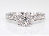 Witgouden entourage ring met diamanten - afbeelding 1 van  6