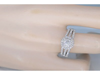 Witgouden entourage ring met diamanten - afbeelding 2 van  9