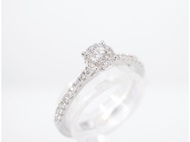 Witgouden entourage ring met diamanten - afbeelding 3 van  7