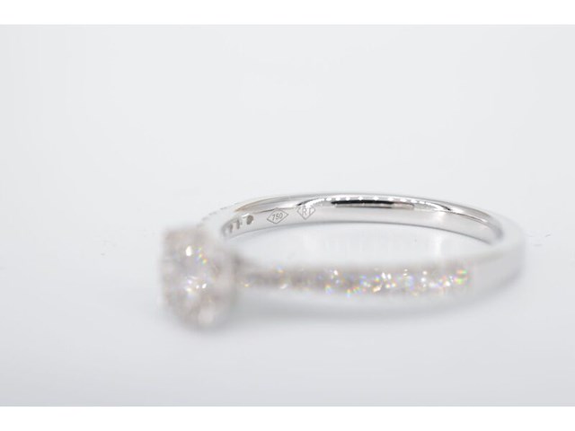 Witgouden entourage ring met diamanten - afbeelding 5 van  7