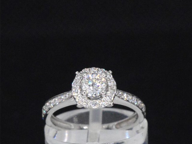 Witgouden entourage ring met diamanten - afbeelding 1 van  11