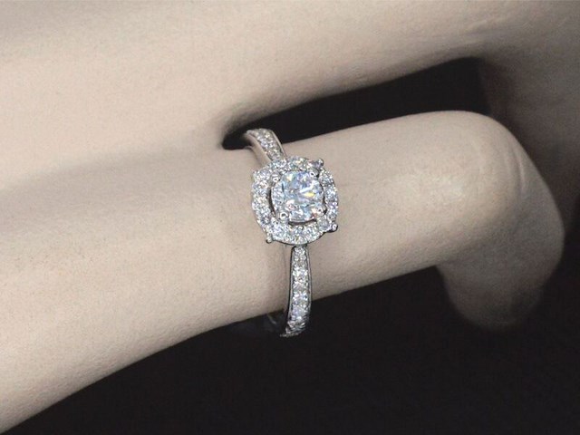 Witgouden entourage ring met diamanten - afbeelding 4 van  11