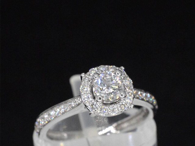 Witgouden entourage ring met diamanten - afbeelding 6 van  11