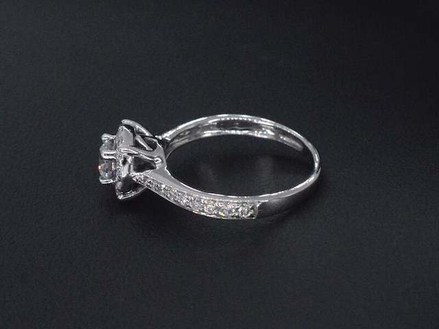 Witgouden entourage ring met diamanten - afbeelding 7 van  11
