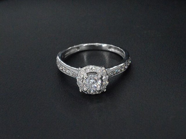 Witgouden entourage ring met diamanten - afbeelding 8 van  11