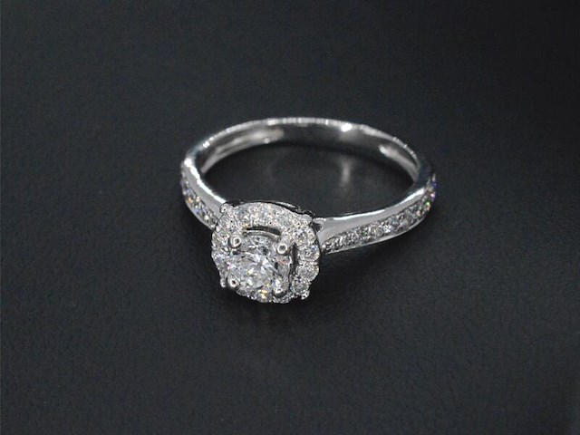 Witgouden entourage ring met diamanten - afbeelding 10 van  11