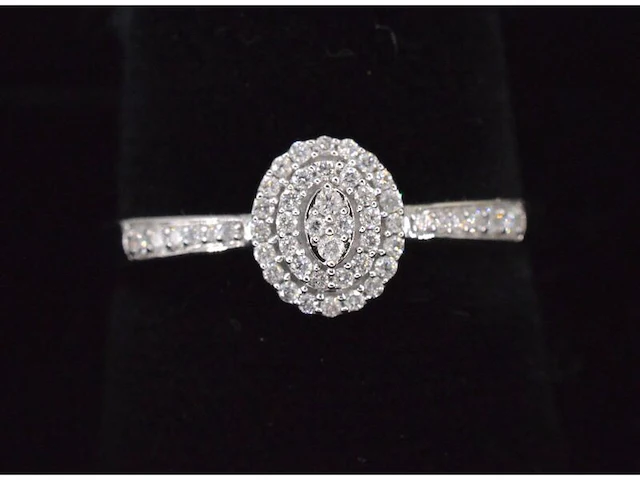 Witgouden entourage ring met diamanten - afbeelding 6 van  8