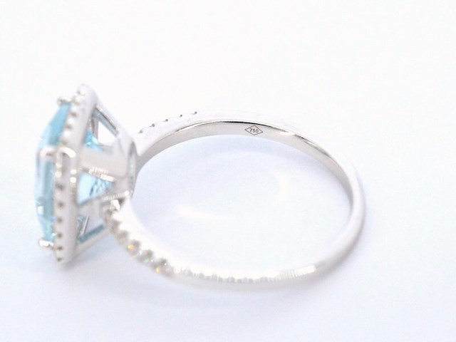 Witgouden entourage ring met een aquamarijn - afbeelding 9 van  10