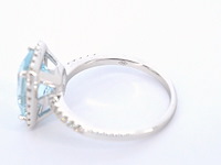 Witgouden entourage ring met een aquamarijn - afbeelding 9 van  10