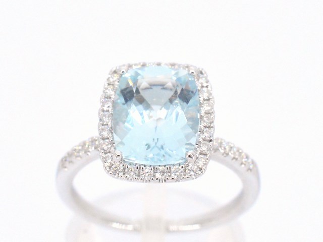 Witgouden entourage ring met een bijzondere aquamarijn - afbeelding 1 van  10