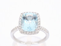 Witgouden entourage ring met een bijzondere aquamarijn - afbeelding 1 van  10
