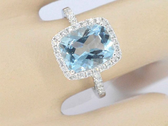 Witgouden entourage ring met een bijzondere aquamarijn - afbeelding 3 van  10