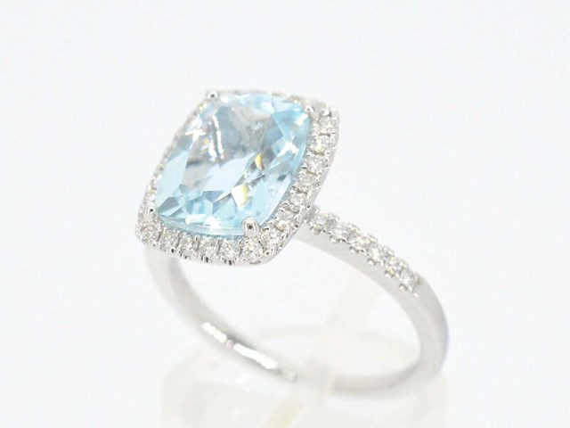 Witgouden entourage ring met een bijzondere aquamarijn - afbeelding 4 van  10