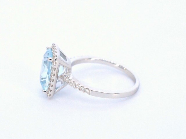 Witgouden entourage ring met een bijzondere aquamarijn - afbeelding 6 van  10