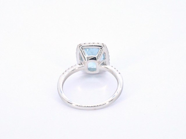 Witgouden entourage ring met een bijzondere aquamarijn - afbeelding 7 van  10