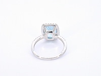 Witgouden entourage ring met een bijzondere aquamarijn - afbeelding 7 van  10