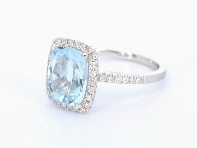 Witgouden entourage ring met een bijzondere aquamarijn - afbeelding 8 van  10