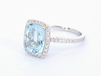 Witgouden entourage ring met een bijzondere aquamarijn - afbeelding 8 van  10