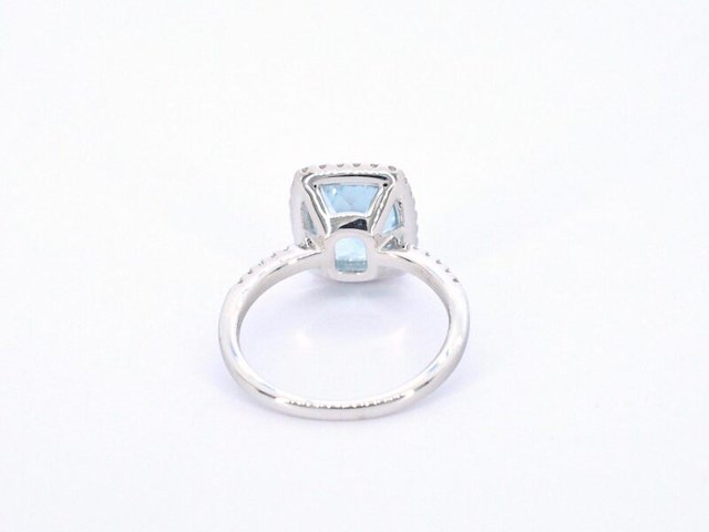 Witgouden entourage ring met een bijzondere aquamarijn - afbeelding 7 van  10