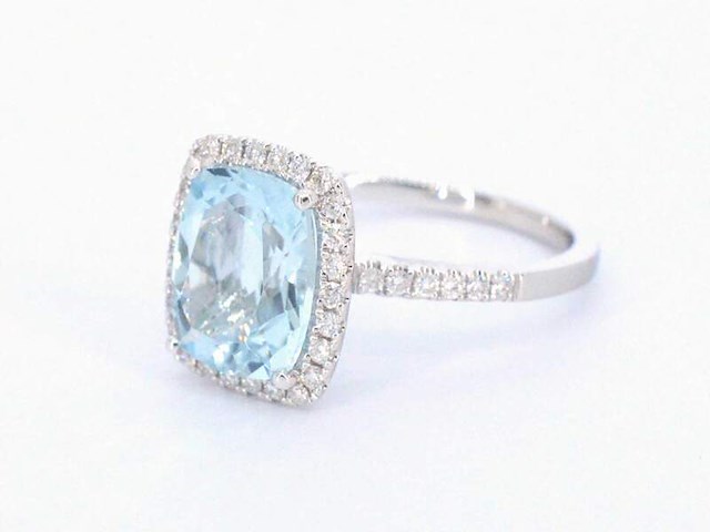 Witgouden entourage ring met een bijzondere aquamarijn - afbeelding 8 van  10