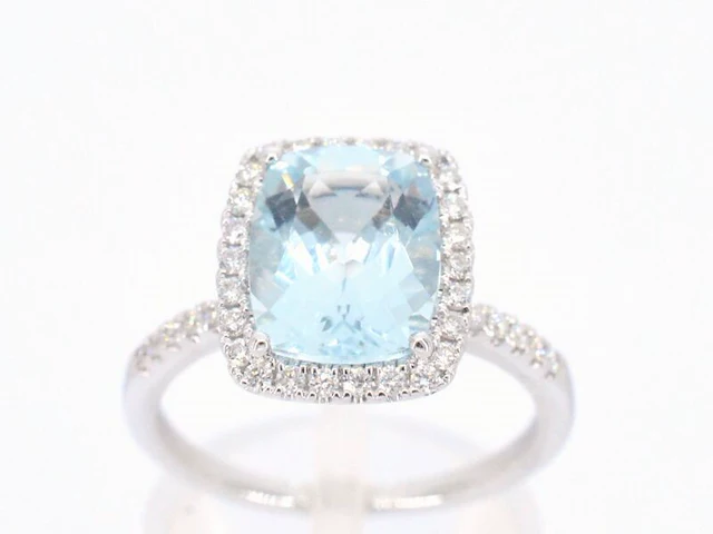 Witgouden entourage ring met een bijzondere aquamarijn - afbeelding 1 van  10