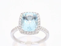 Witgouden entourage ring met een bijzondere aquamarijn
