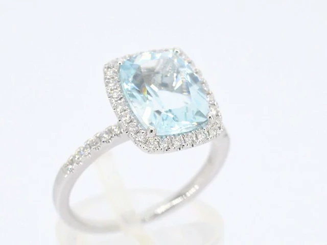 Witgouden entourage ring met een bijzondere aquamarijn - afbeelding 5 van  10