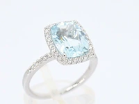 Witgouden entourage ring met een bijzondere aquamarijn - afbeelding 5 van  10