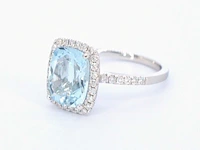 Witgouden entourage ring met een bijzondere aquamarijn - afbeelding 8 van  10